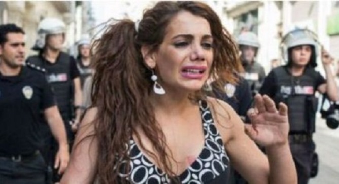 Παγκόσμια κατακραυγή με τον βιασμό και την δολοφονία της διεμφυλικής Hande Kader στην Κωνσταντινούπολη
