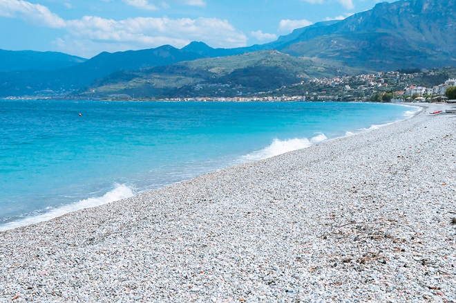 Αχαΐα: Οδηγός φορτηγού αποφάσισε να σταματήσει για μια... βουτιά και το μετάνιωσε!