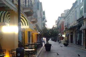 Πάτρα: Δεν βρίσκεις ούτε καφέ... Κλειστά τα περισσότερα καταστήματα μέχρι τέλος Αυγούστου!