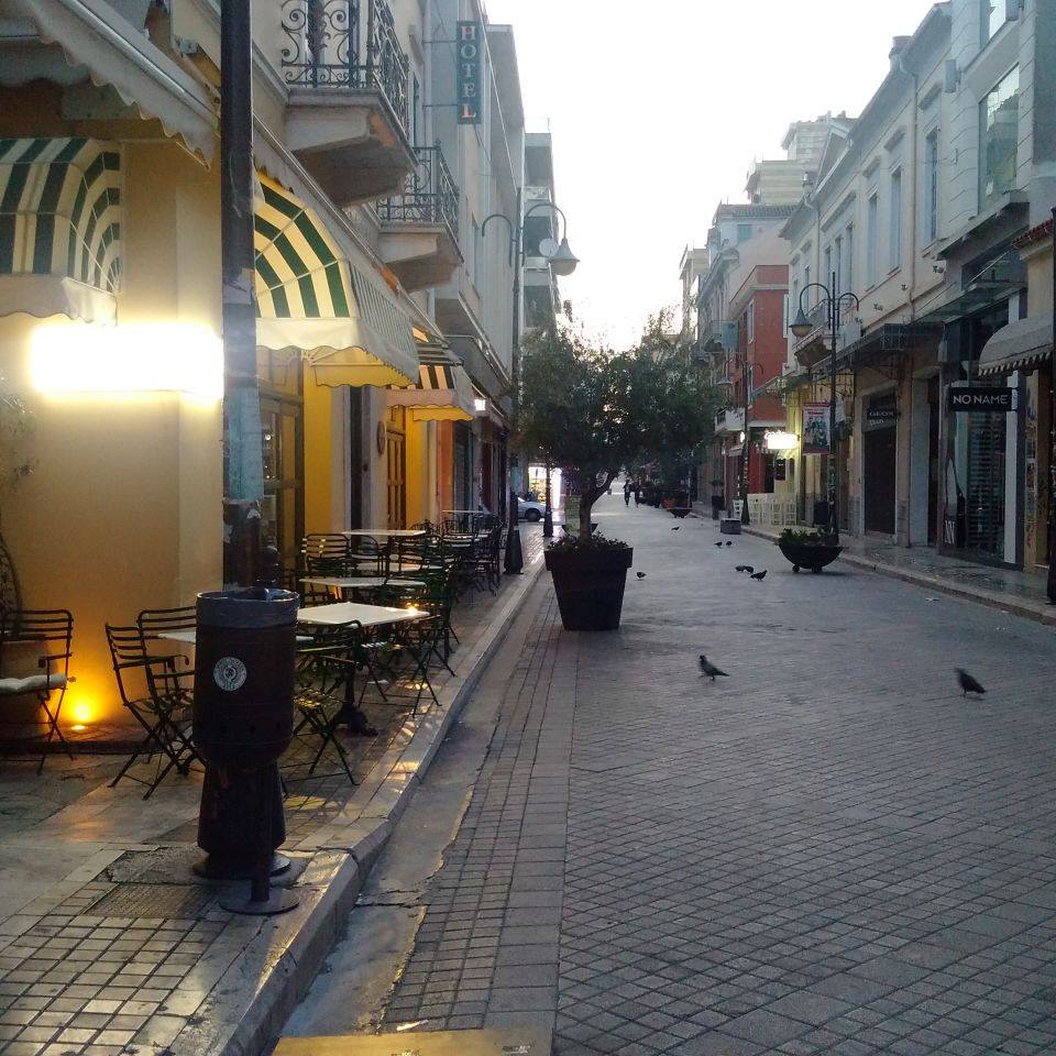 Πάτρα: Δεν βρίσκεις ούτε καφέ... Κλειστά τα περισσότερα καταστήματα μέχρι τέλος Αυγούστου!