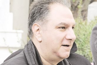 Έλληνας τραγουδιστής άφησε το μικρόφωνο και νοικιάζει αυτοκίνητα στη Σαντορίνη!