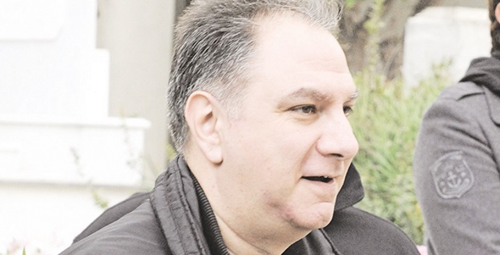 Έλληνας τραγουδιστής άφησε το μικρόφωνο και νοικιάζει αυτοκίνητα στη Σαντορίνη!