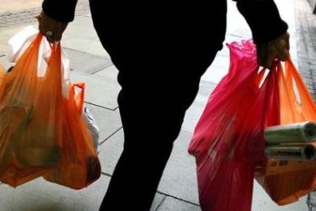 Άκρως αποτελεσματική για το περιβάλλον η χρέωση της πλαστικής σακούλας
