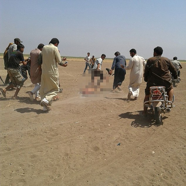 Φρίκη: Αντάρτες σύρουν τη σορό Ρώσου Πιλότου στη Συριά - ΣΚΛΗΡΕΣ ΕΙΚΟΝΕΣ - ΒΙΝΤΕΟ