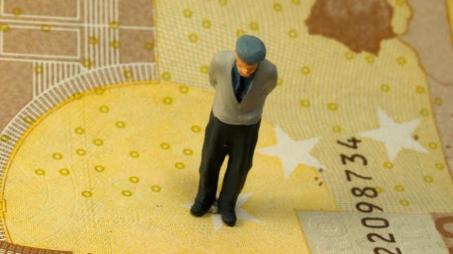 Χαμηλότερο ΕΚΑΣ για να μη μειωθεί ο αριθμός των δικαιούχων το 2017