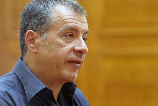 Θεοδωράκης: Τα μνημόνια έφεραν την κρίση ή η κρίση έφερε τα μνημόνια; -Επίθεση σε ΝΔ