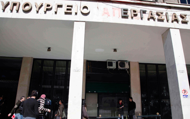 Υπουργείο Εργασίας: Συνέχεια στην παραπληροφόρηση για το ΕΚΑΣ