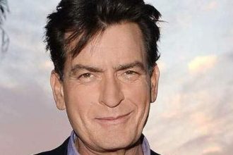 Ο Τσάρλι Σιν καλεί και άλλους ηθοποιούς να αποκαλύψουν οτι είναι οροθετικοί