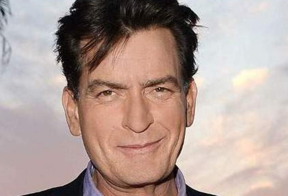 Ο Τσάρλι Σιν καλεί και άλλους ηθοποιούς να αποκαλύψουν οτι είναι οροθετικοί