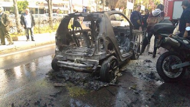 Πατρών - Πύργου: Πανικός από πυρκαγιά σε αυτοκίνητο - Πρόλαβε τελευταία στιγμή και βγήκε ο οδηγός