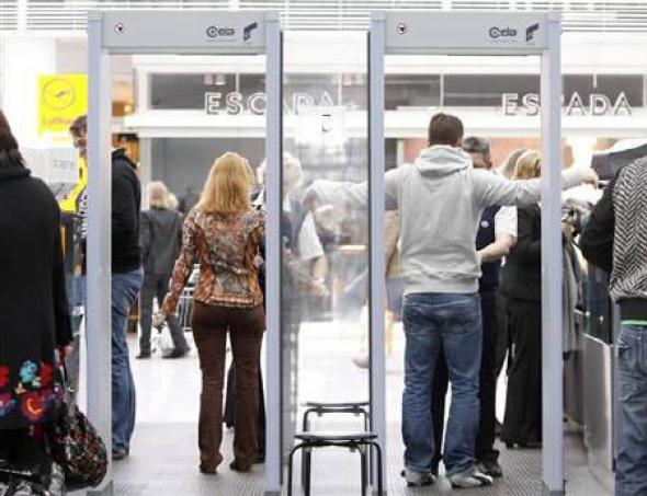 ΣΟΚ: Ταξίδεψε αεροπορικώς κουβαλώντας όργανα του άνδρα της μέσα στη βαλίτσα