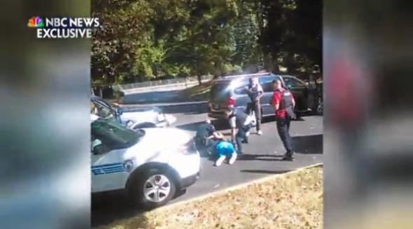 Καρέ καρέ η δολοφονία Αφροαμερικανού από Αστυνομικό στην Σάρλοτ - ΒΙΝΤΕΟ