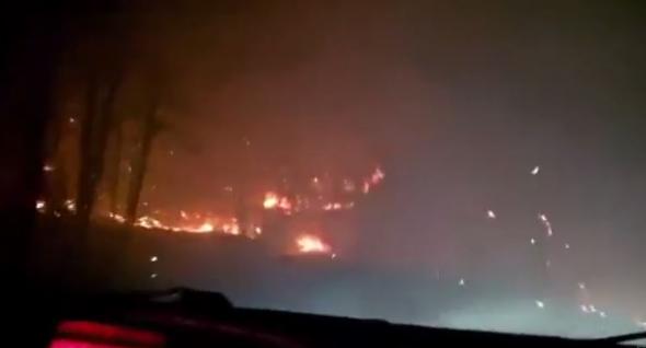 Αυτοκίνητο περνά μέσα από την πύρινη λαίλαπα της Θάσου - ΔΕΙΤΕ ΒΙΝΤΕΟ