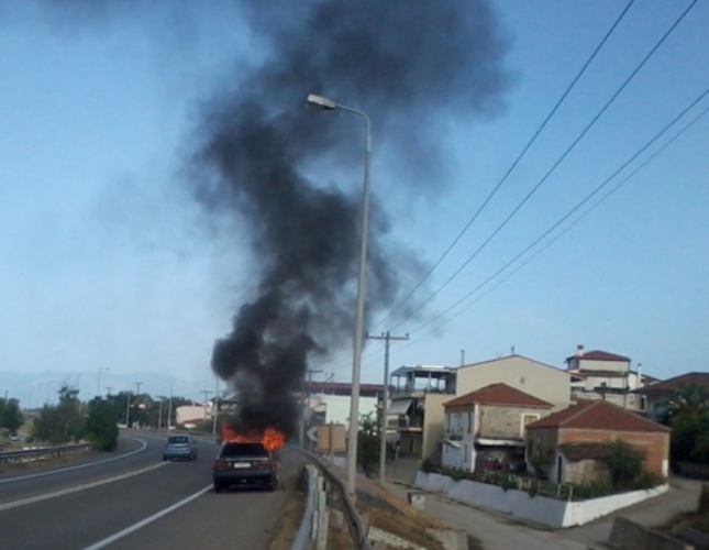 ΤΩΡΑ: Φούντωσε αυτοκίνητο στην Πατρών Πύργου-Κινητοποίηση πυροσβεστών και αστυνομίας στη διασταύρωση Αλισσού