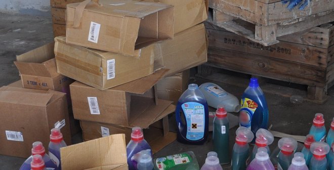 Κύκλωμα διακινούσε συσκευασίες απομίμησης υγρού πλυντηρίων!