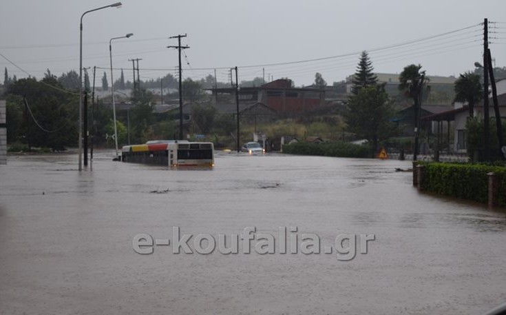 ΒΙΝΤΕΟ σοκ - Νερά "σκεπάζουν" λεωφορείο του ΟΑΣΘ