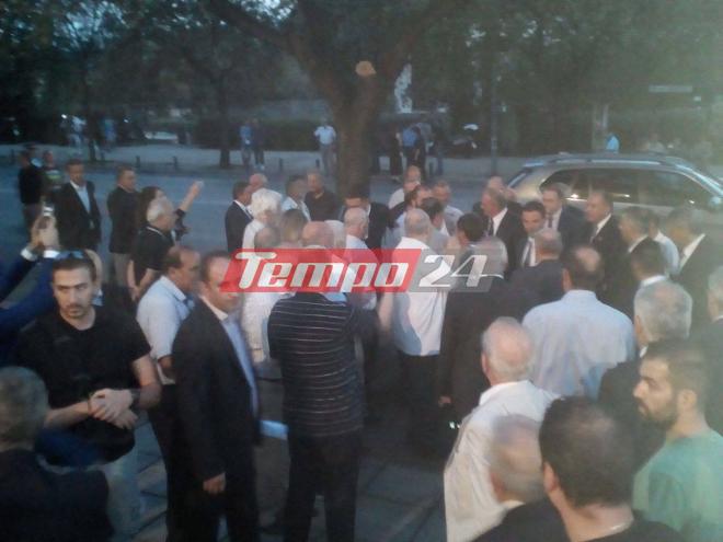 Με χειροκροτήματα και αγκαλιές υποδέχθηκαν τον Κώστα Καραμανλή στο Βελλίδειο - ΔΕΙΤΕ ΒΙΝΤΕΟ