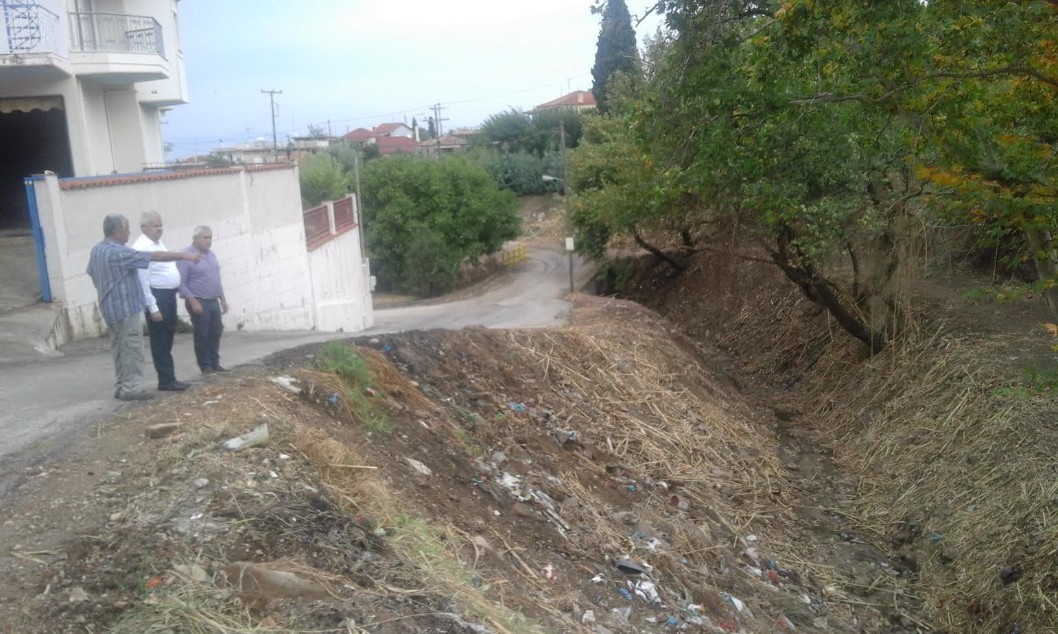 Κρίνος Αχαΐας: 20 χρόνια "πνίγονταν" - Καθάρισε τον χείμαρρο ο δήμος