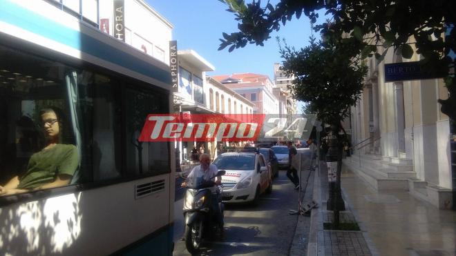 Πάτρα: ΧΑΟΣ στο κέντρο της πόλης από το κυκλοφοριακό! "Έκλεισε" το ένα ρεύμα της Ερμού - Βγήκε "παγανιά" ο γερανός της Τροχαίας - ΦΩΤΟΓΡΑΦΙΕΣ