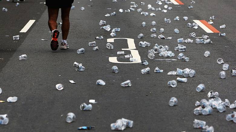 Η πρώτη χώρα που απαγορεύει τα πλαστικά πιάτα και ποτήρια
