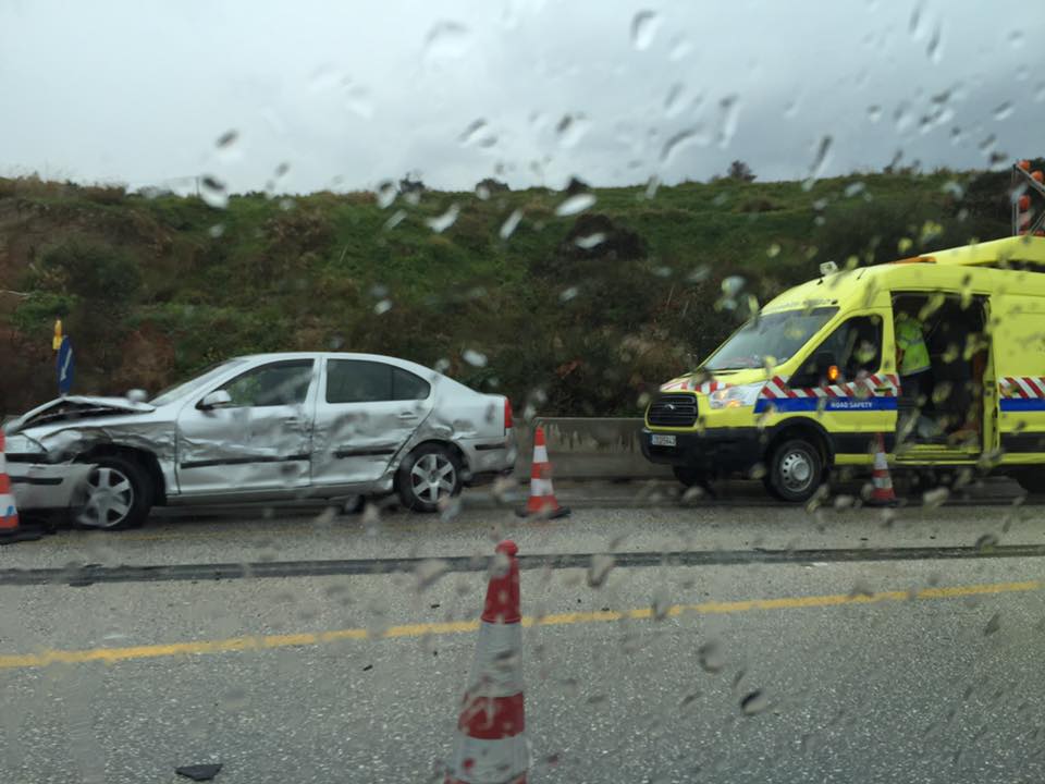 Πάτρα: Τροχαίο στην Αγία Σοφία με εγκατάλειψη - Σύγκρουση οχημάτων στην Κανελλοπούλου