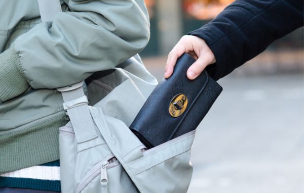 Μπήκε στην εφορία και τελικά είχε σκοπό να... κλέψει!