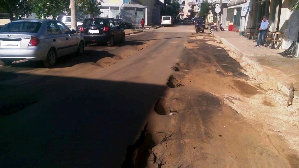 Έφτιαξαν δρόμο πριν ένα μήνα και μετά τις βροχές μετατράπηκε σε… σεληνιακό τοπίο! – Έντονες αντιδράσεις από τους κατοίκους ΔΕΙΤΕ ΦΩΤΟΓΡΑΦΙΕΣ