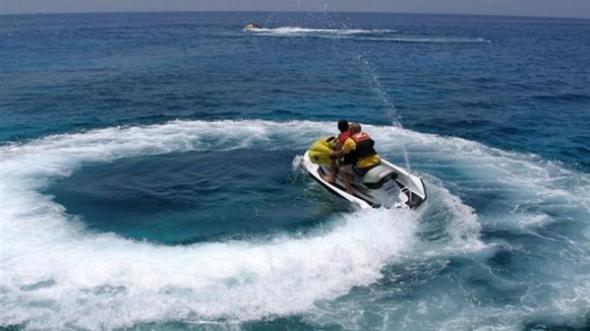 Τρεις τραυματίες από τη σύγκρουση δύο τζετ σκι