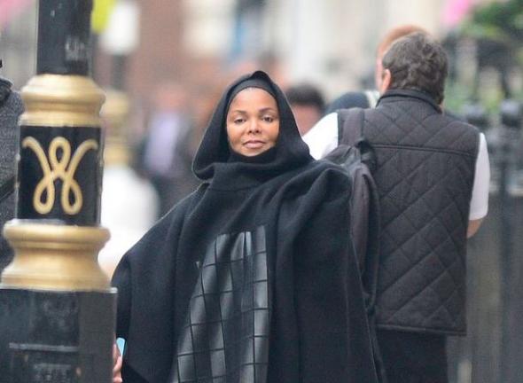 Με ισλαμική ενδυμασία η έγκυος Τζάνετ Τζάκσον - ΔΕΙΤΕ ΦΩΤΟ