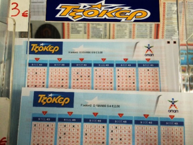 ΤΩΡΑ: "Πήρε και σήκωσε" όσους έχουν διπλοσταθμεύσει στην Καραϊσκάκη-"Βροχή οι κλήσεις από την Αστυνομία