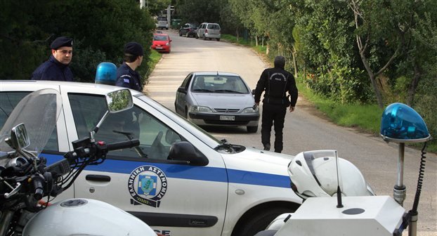 46χρονος προκάλεσε φθορές και πυροβόλησε έξω από σπίτι 68χρονης