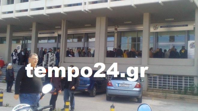 Πάτρα: Mέχρι το δρόμο φτάνουν οι ουρές για τη ρύθμιση των οφειλών στη ΔΕΗ- Λήγει σήμερα η προθεσμία