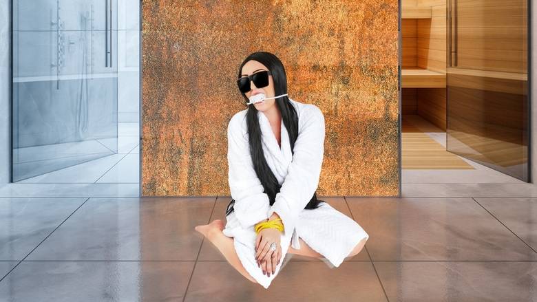 Η Καρντάσιαν απασφάλισε: Σάλος με στολή που τη διακωμωδεί, μήνυση σε ιστότοπο που την αμφισβητεί