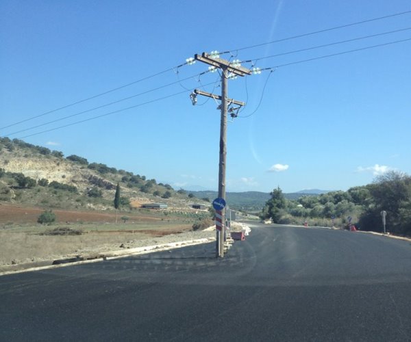Δυτική Ελλάδα: Ασφαλτόστρωσαν τον δρόμο και άφησαν τον στύλο της ΔΕΗ στη μέση! - ΔΕΙΤΕ ΦΩΤΟΓΡΑΦΙΕΣ