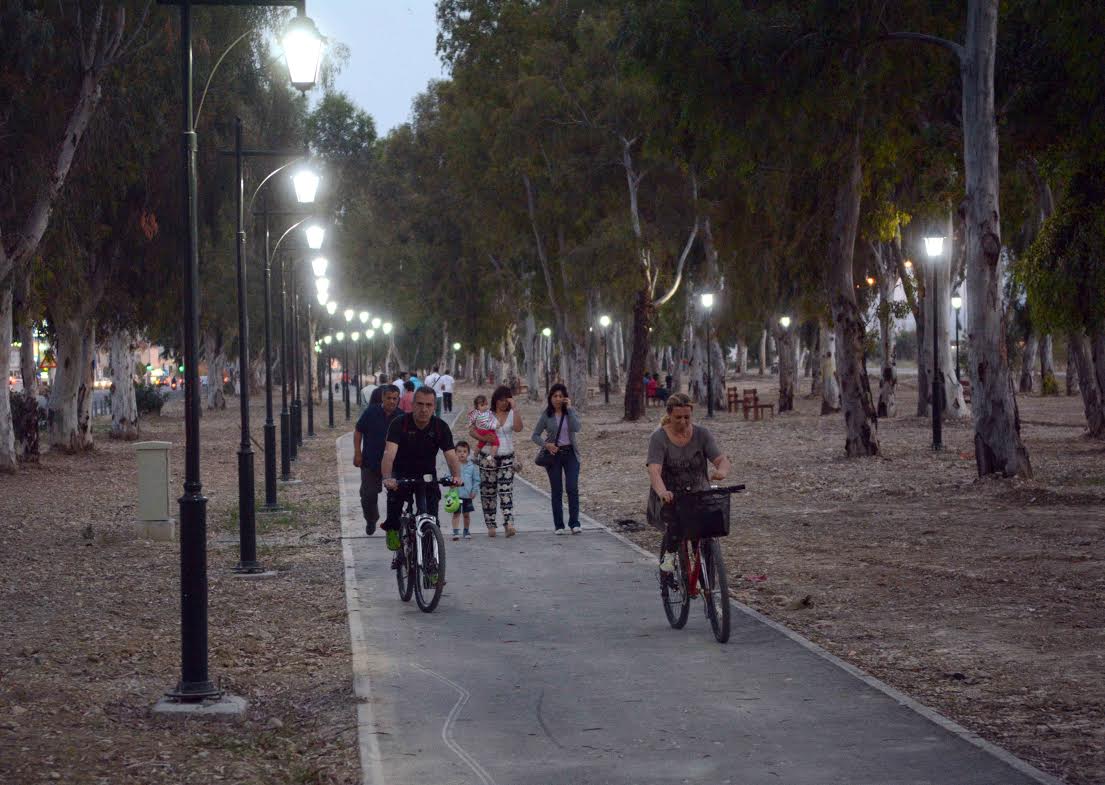 Πάτρα: "Πίστα" δικύκλων το νότιο πάρκο στην Ακτή Δυμαίων; Κίνδυνος για πεζούς και ποδηλάτες στο πιο πολυσύχναστο σημείο της πόλης!