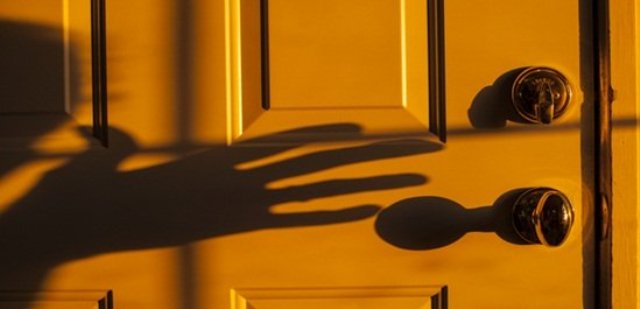 Πάτρα: Συμμορία γυναικών παραβίαζε πόρτες με τραπουλόχαρτα