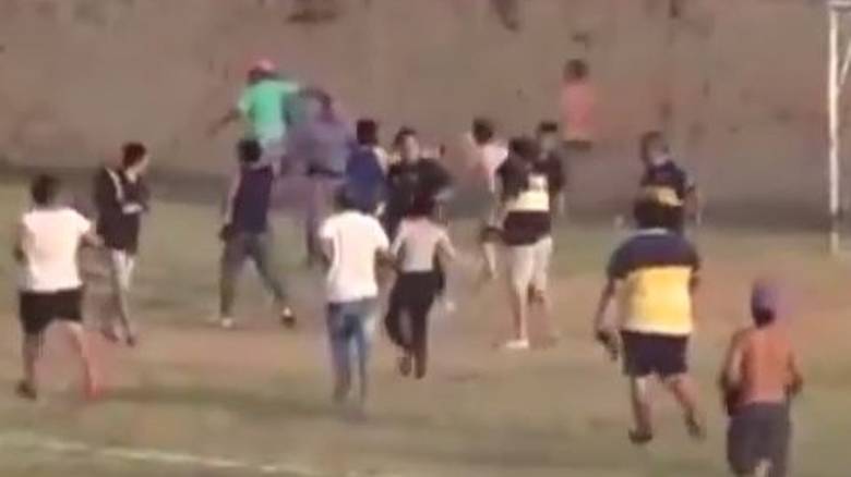 Οπαδοί χτυπούν αλύπητα διαιτητή για ένα πέναλτι - ΔΕΙΤΕ ΒΙΝΤΕΟ