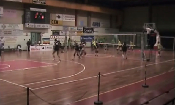 Στιγμές πανικού την ώρα των σεισμού σε αγώνα βόλεϊ - ΔΕΙΤΕ ΒΙΝΤΕΟ