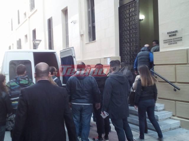 Πάτρα: Η στιγμή της μεταγωγής των συλληφθέντων για τα επεισόδια στο Δικαστικό Μέγαρο - ΒΙΝΤΕΟ -ΦΩΤΟ