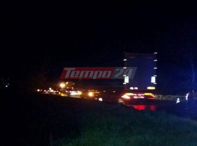 Πατρών - Πύργου: Με μεγάλη δυσκολία η κίνηση - Απομακρύνουν τη νταλίκα που ενεπλάκη στο θανατηφόρο τροχαίο ΔΕΙΤΕ ΦΩΤΟΓΡΑΦΙΕΣ