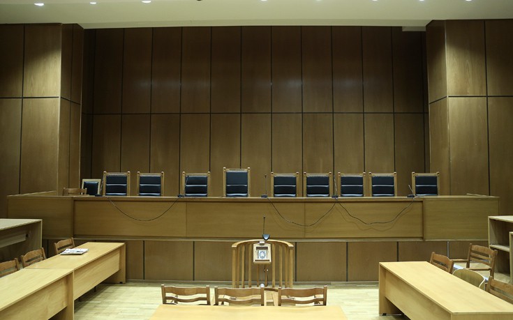 Πατριός αποπλανούσε τον θετό γιο του - Καταδικάστηκε σε 12 χρόνια φυλάκιση ερήμην του