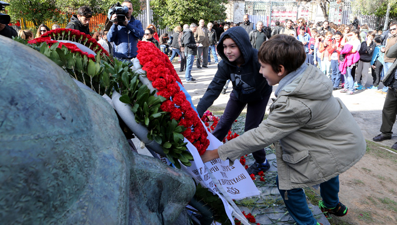Λουλούδια στο μνημείο του Πολυτεχνείου αφήνουν από το πρωί οικογένειες, ηλικιωμένοι, νέοι άνθρωποι