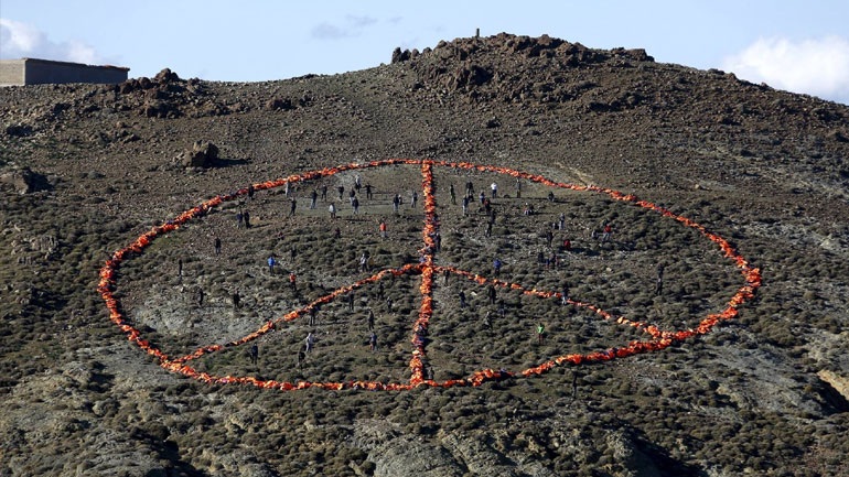 Παπούτσια και τσάντες από... σωσίβια προσφύγων