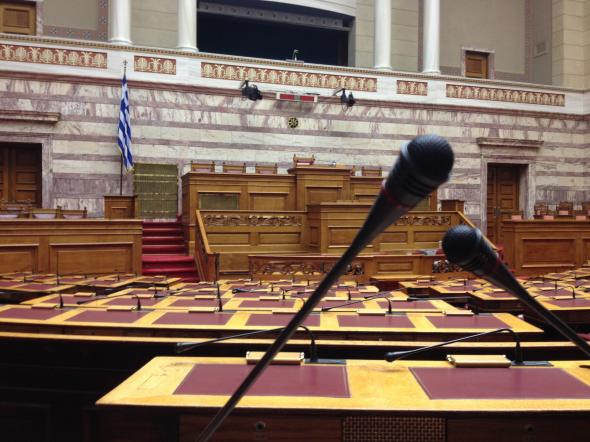 Κατάργηση του φόρου πετρελαίου θέρμανσης των δημόσιων σχολείων ζητούν 19 βουλευτές του ΣΥΡΙΖΑ