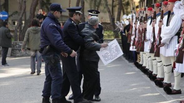 Αναστάτωση με άγνωστο άνδρα στην κηδεία του Στεφανόπουλου - ΦΩΤΟ
