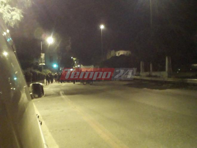Πάτρα: Με πέτρες "εφοδιάστηκαν" άτομα του αντιεξουσιαστικού χώρου που ακολουθούν την πορεία για το Πολυτεχνείο - ΦΩΤΟΓΡΑΦΙΑ