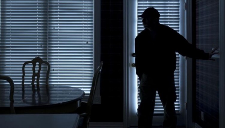 Αχαΐα: Μπήκε στο σπίτι και του το έκανε… καλοκαιρινό! – Του πήραν από οικιακές συσκευές μέχρι χορτοκοπτικό