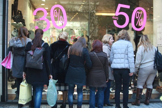 Νομοσχέδιο φέρνει αλλαγές στις εκπτώσεις - Τι θα ισχύει για ψωμί και καύσιμα