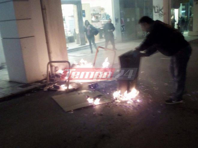 Πάτρα: Πεδίο μάχης το κέντρο της πόλης! Επίθεση σε δημοσιογράφους και πολίτες! Πέφτουν πέτρες και μολότοφ - Φωτιές σε κάδους - ΔΕΙΤΕ ΦΩΤΟΓΡΑΦΙΕΣ