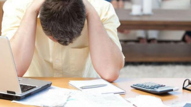 Φτωχότερα κατά 5,5 δισ. ευρώ τα νοικοκυριά το 2015